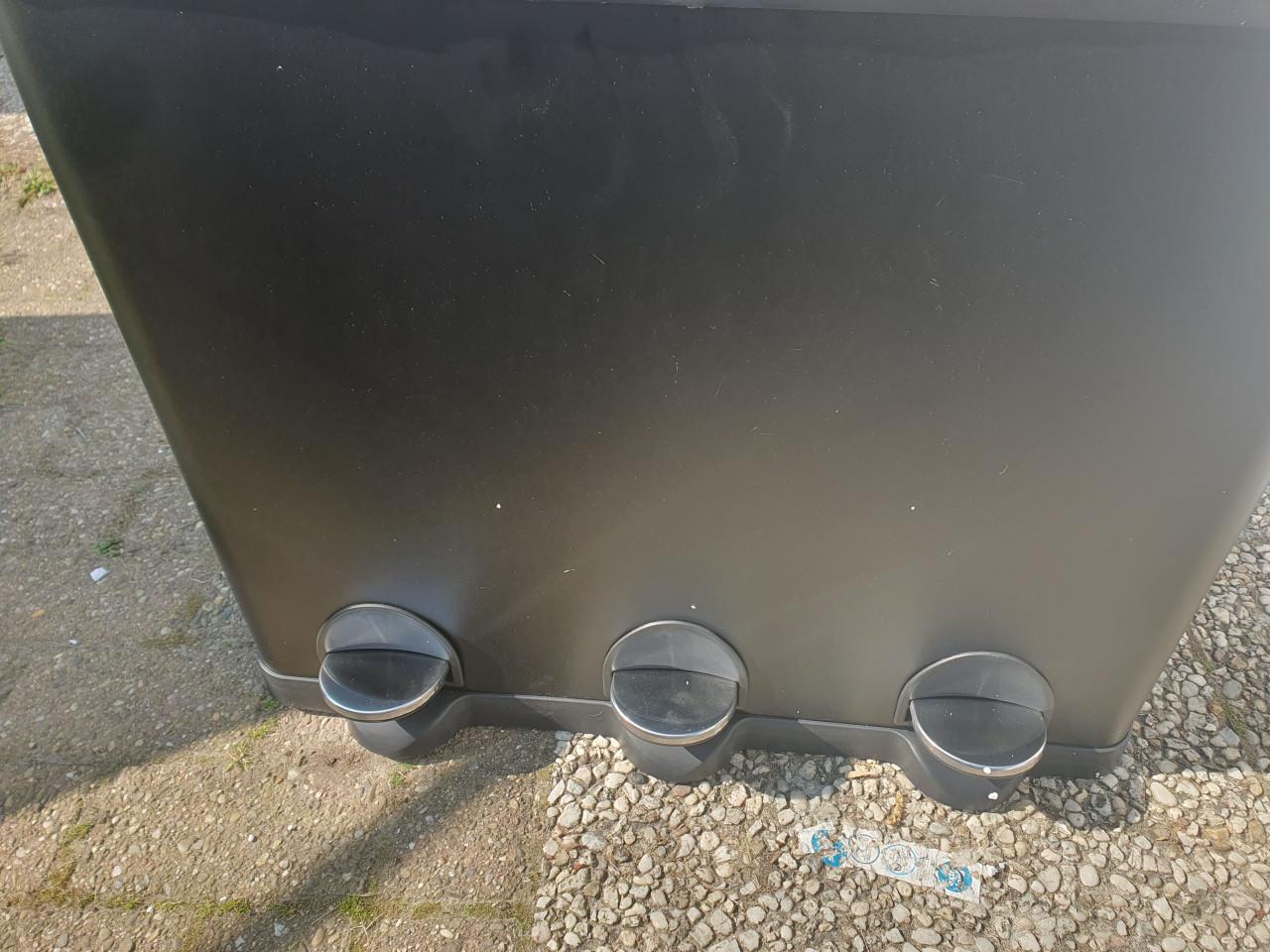 Zwarte Bayt prullenbak 60 L (3×20 L)  • pedaal • deuk