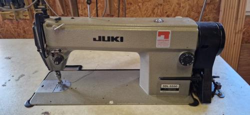 Juki DL5550 naaimachine + tafel