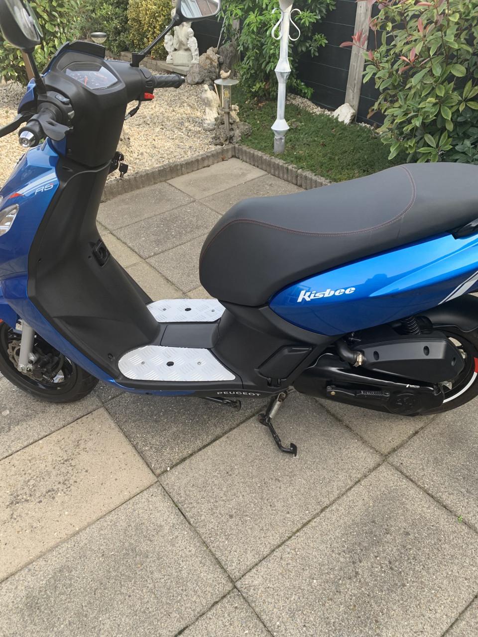 Scooter Peugeot Kisbee