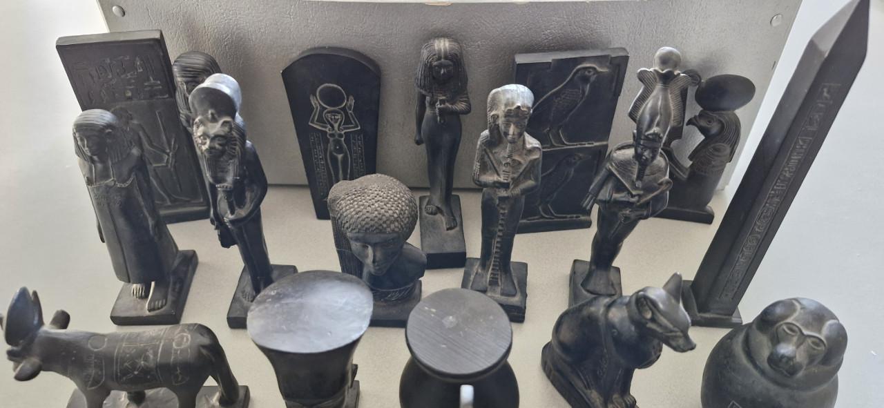 Partij van 48 Egyptische beeldjes uit kunsthars