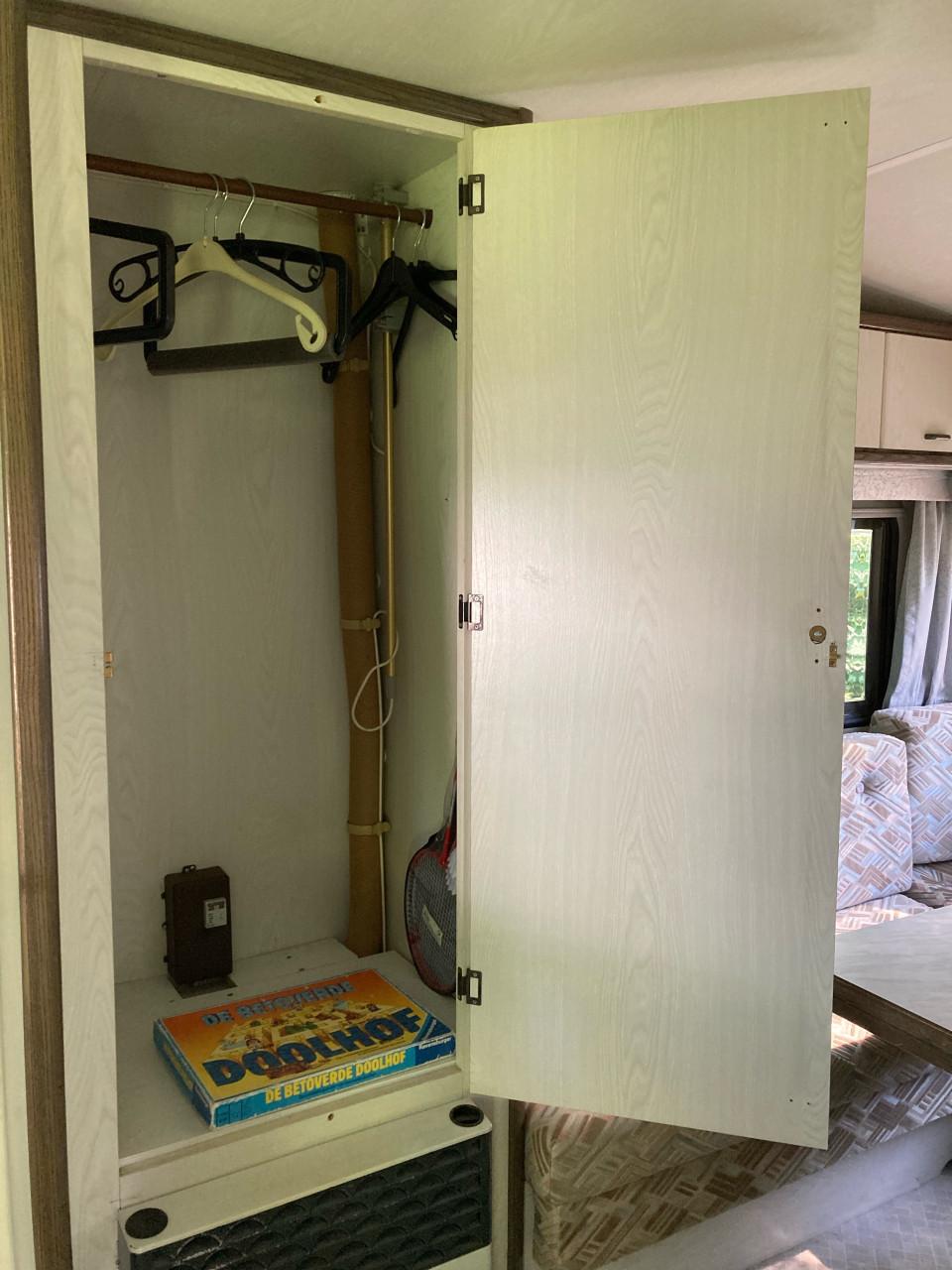 Hobby 400 met badkamer en rondzit