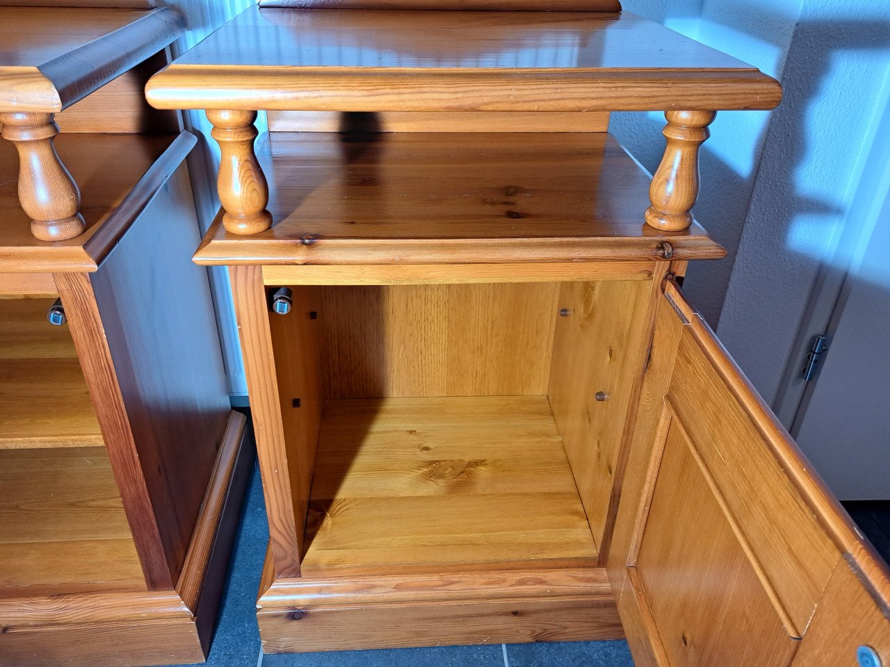 2 originele massief grenen nachtkastjes