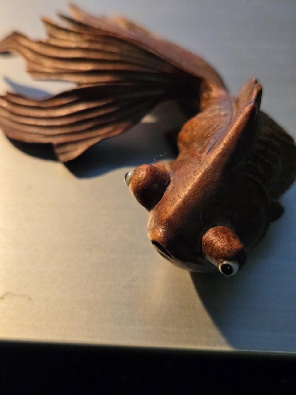 Handgesneden houten sculptuur van een goudvis of sluierstaart 10x6x4 cm