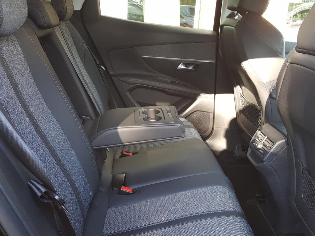 Peugeot 3008 1.2pt 130pk allure trekhaak | navi | apple carplay & android a