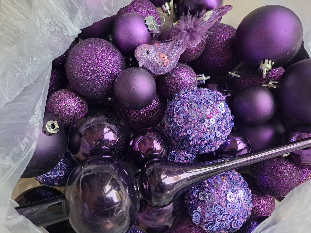 66 paarse kerstballen en 1 piek