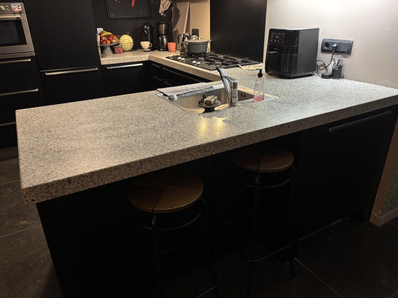 Keuken zwart met stenen werkblad