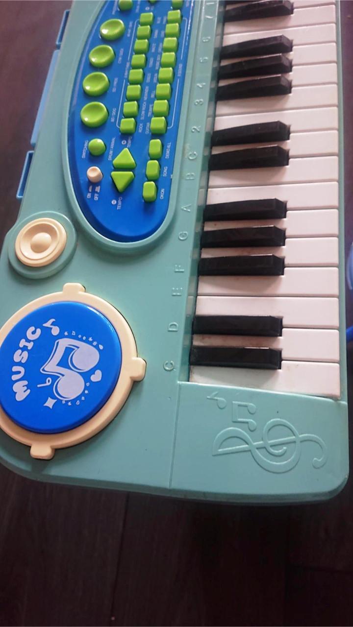 Blauwe kinder piano met krukje