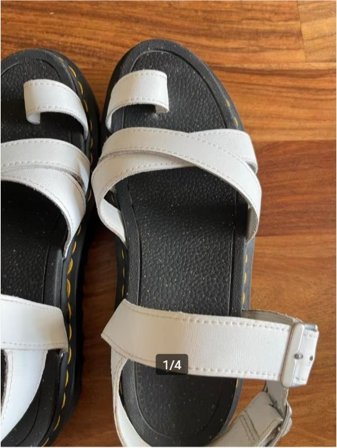 Mooie witte Dr. Martins sandalen