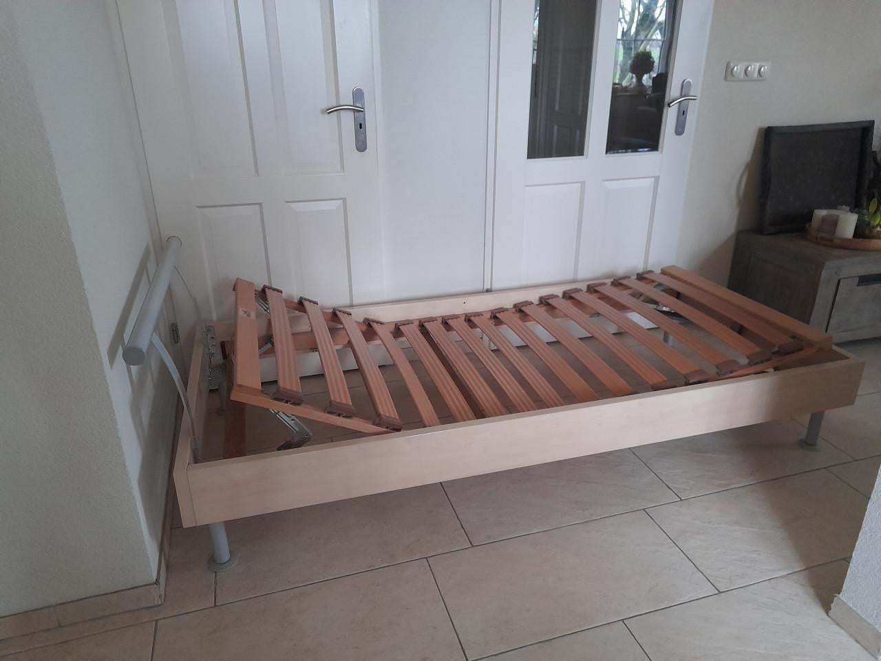 1 Persoons bed 90 x 200  met verstelbare lattenbodem (in goede nette staat