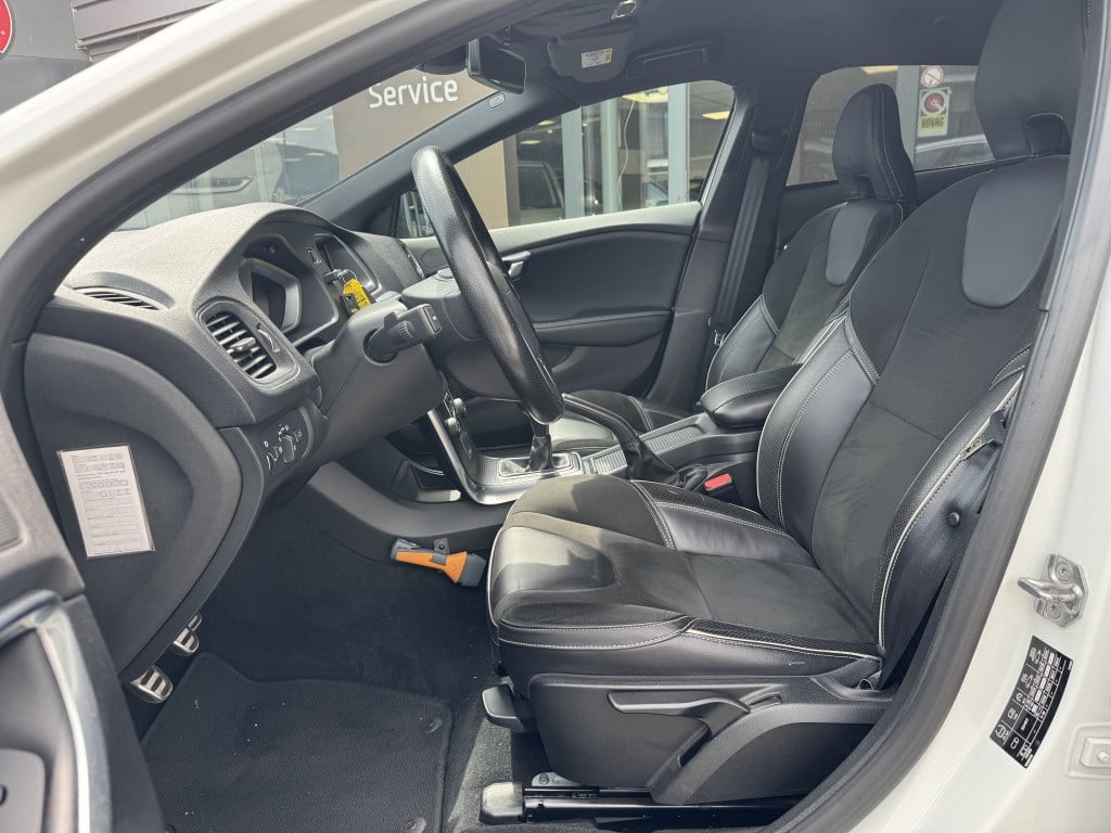 Volvo V40 2.0 t4 business sport r-design 190pk | navigatie | trekhaak afnb