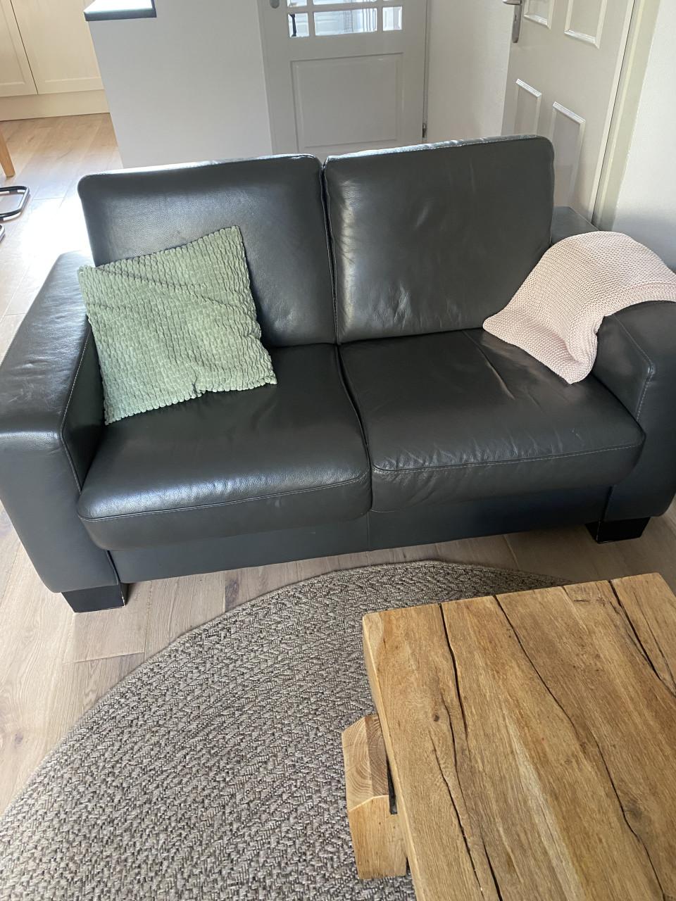 Bank-leer-donkergrijs-2 persoons