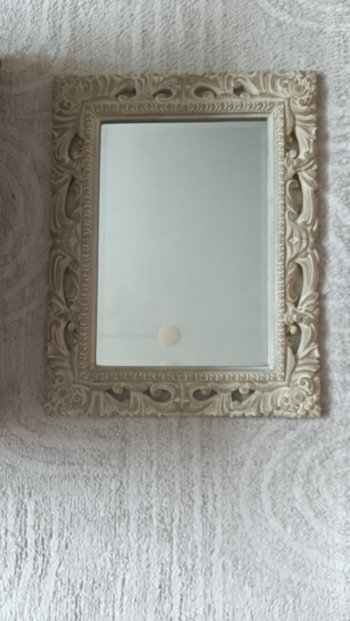 Leuke spiegel in barokstijl, van merk Sia. 55,5 x 72,5 cm.