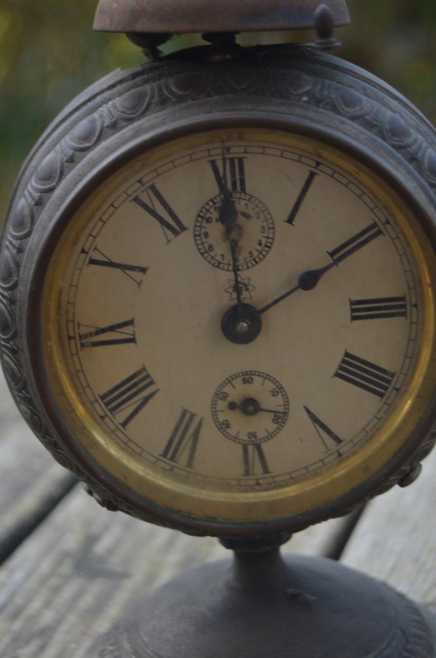 Antiek klokje / wekkertje heeft wel werk nodig.