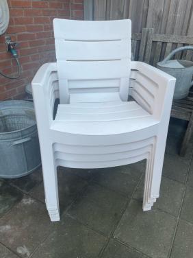 4 nette stapelstoelen
