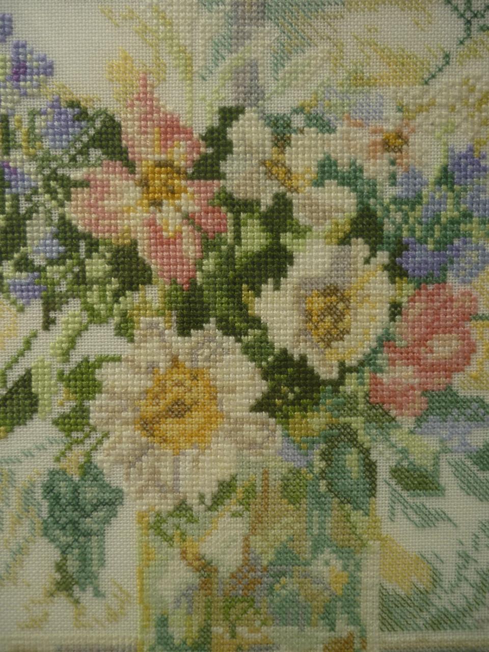 Lanarte Bloemen in zonlicht borduurwerk in lijst 42x42 cm