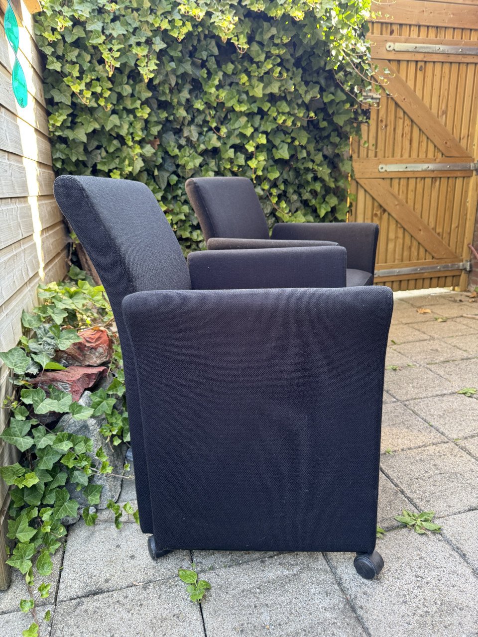 2 comfortable eetkamer stoelen op wieltjes