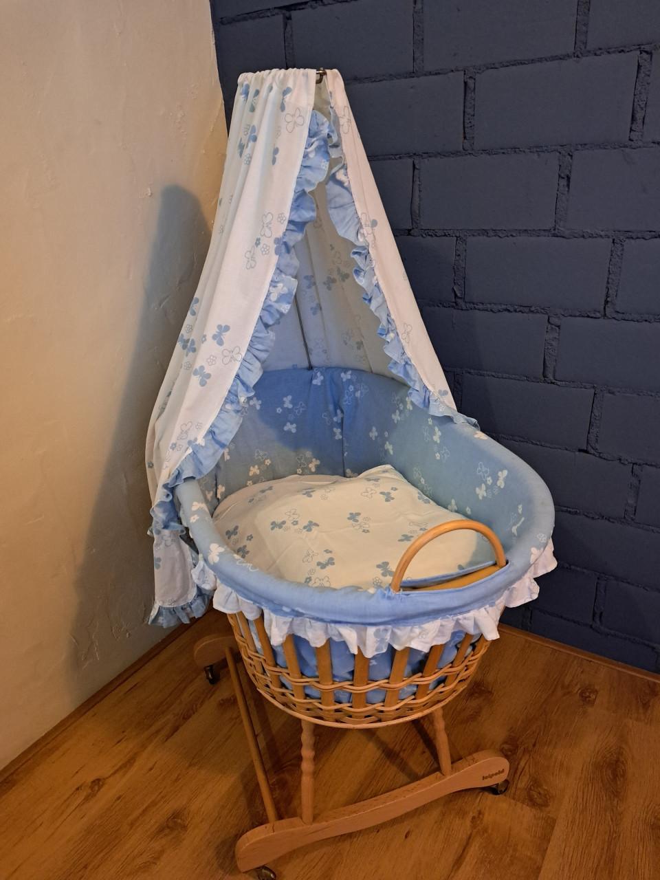 Babywieg met kledingkast