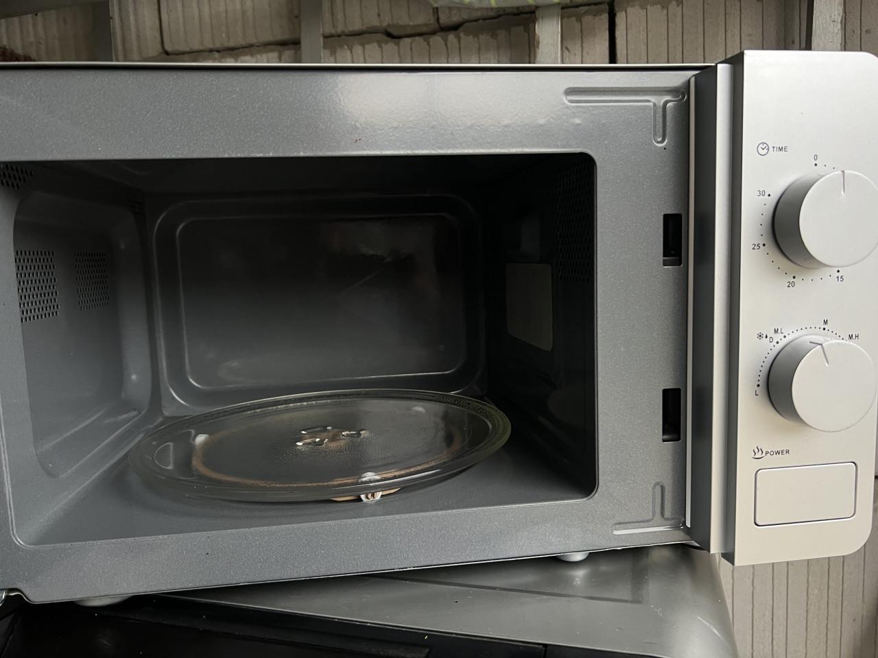 Als nieuw en kort gebruikte zilveren Magnetron nieuwprijs €70,-