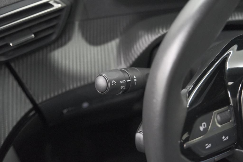 Peugeot 2008 puretech 130 eat8 allure pack | camera | apple carplay | parke
