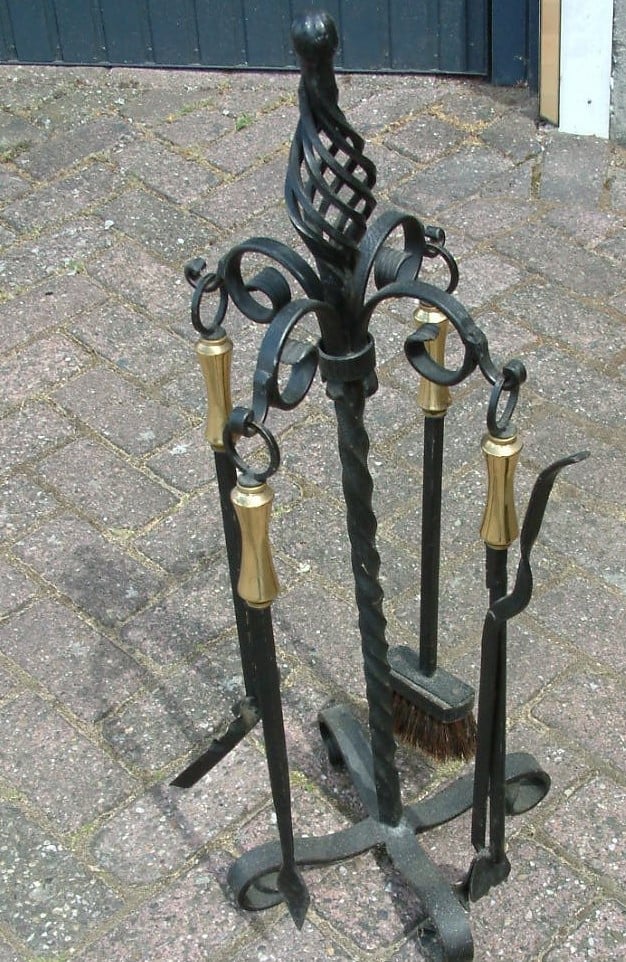 Haard stel   mooi geel koper  handvat en  alles smeedijzer