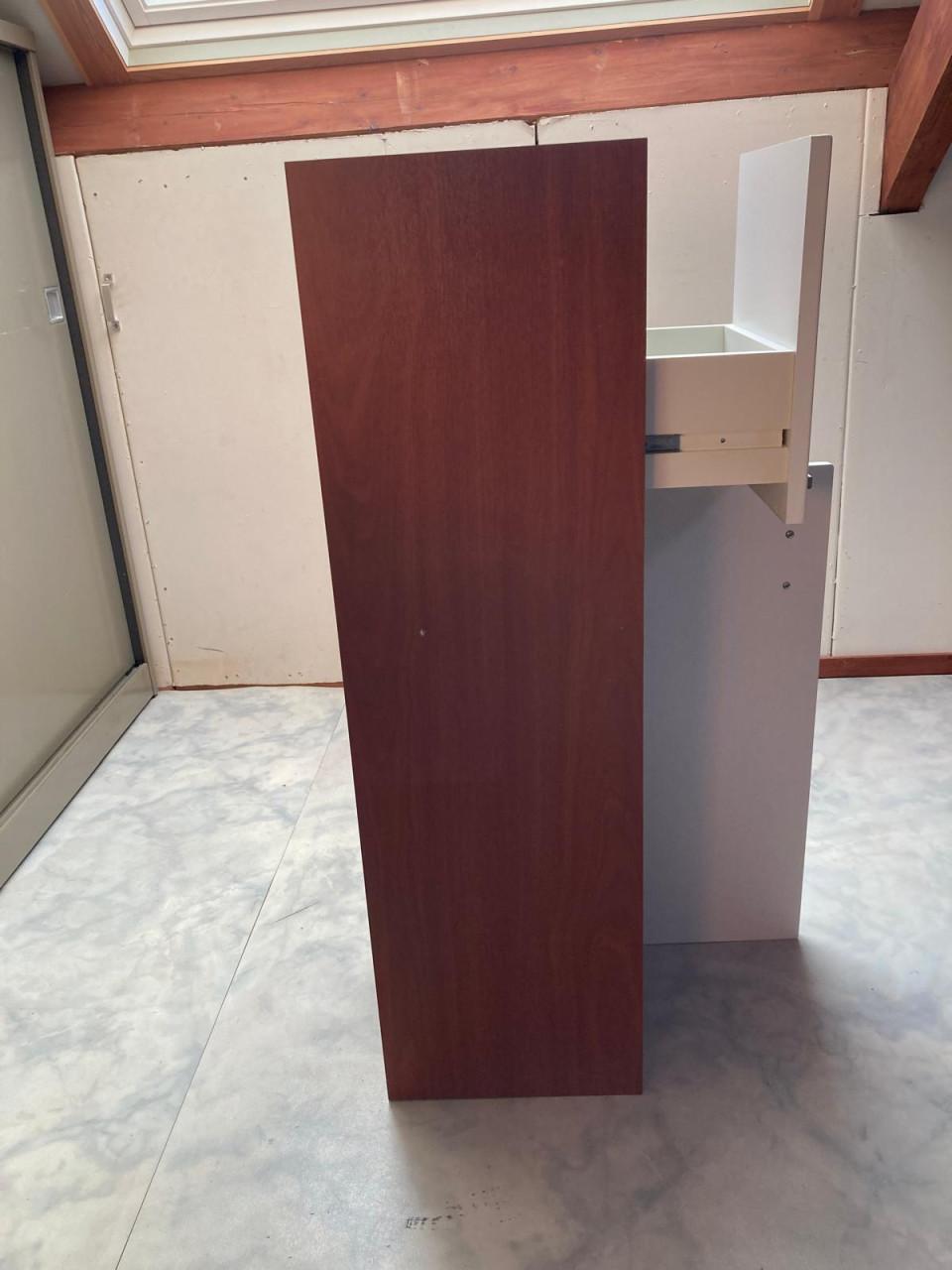 Te koop aangeboden: 2 stuks nog in zeer goede staat, badkamerkastje