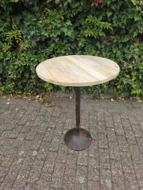 Bar statafel van Mango hout met gietijzeren onderstel