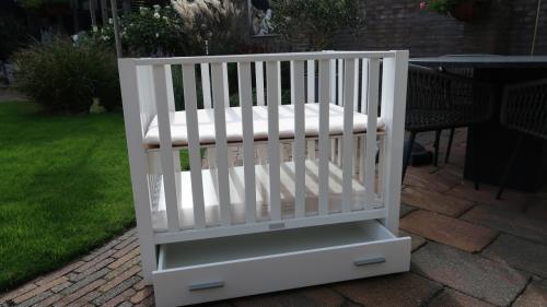 Mooie witte Bopita box met lade + matras + hoeslaken. In hoogte verstelbaar