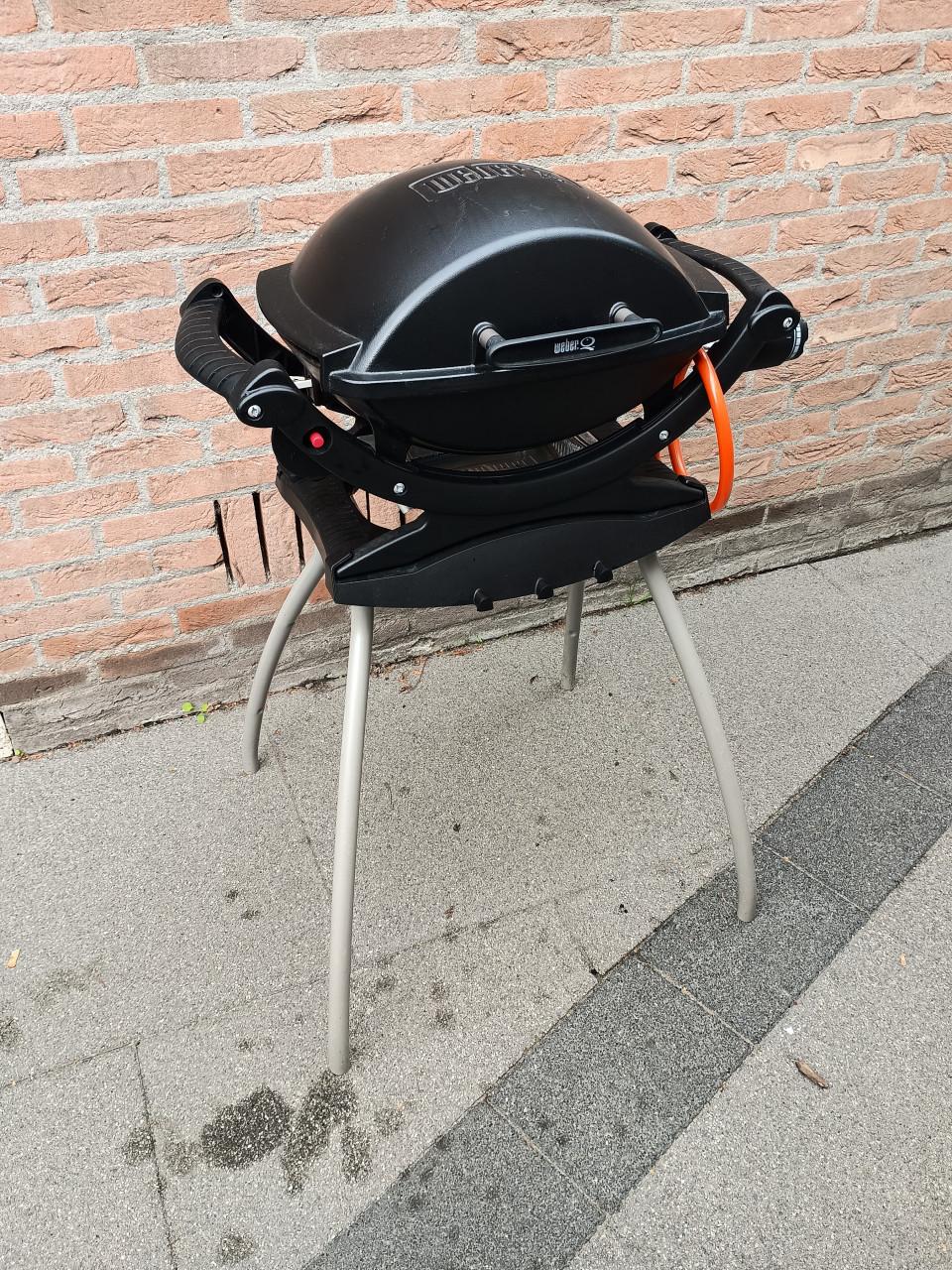 Weber Q100 gas barbeque