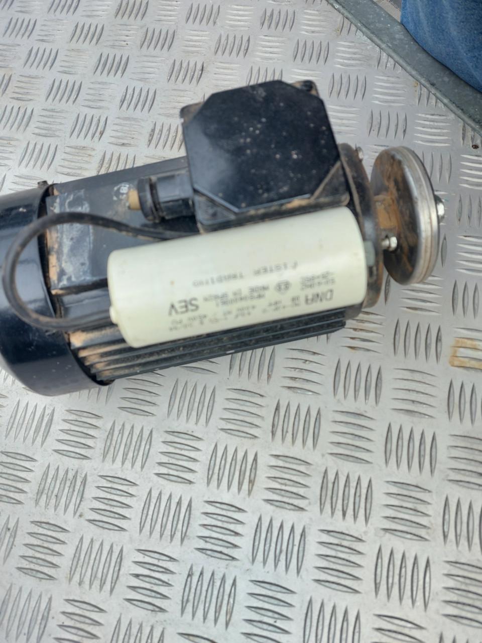 Motor voor zaagmachine 220 volt asgat 30 mm