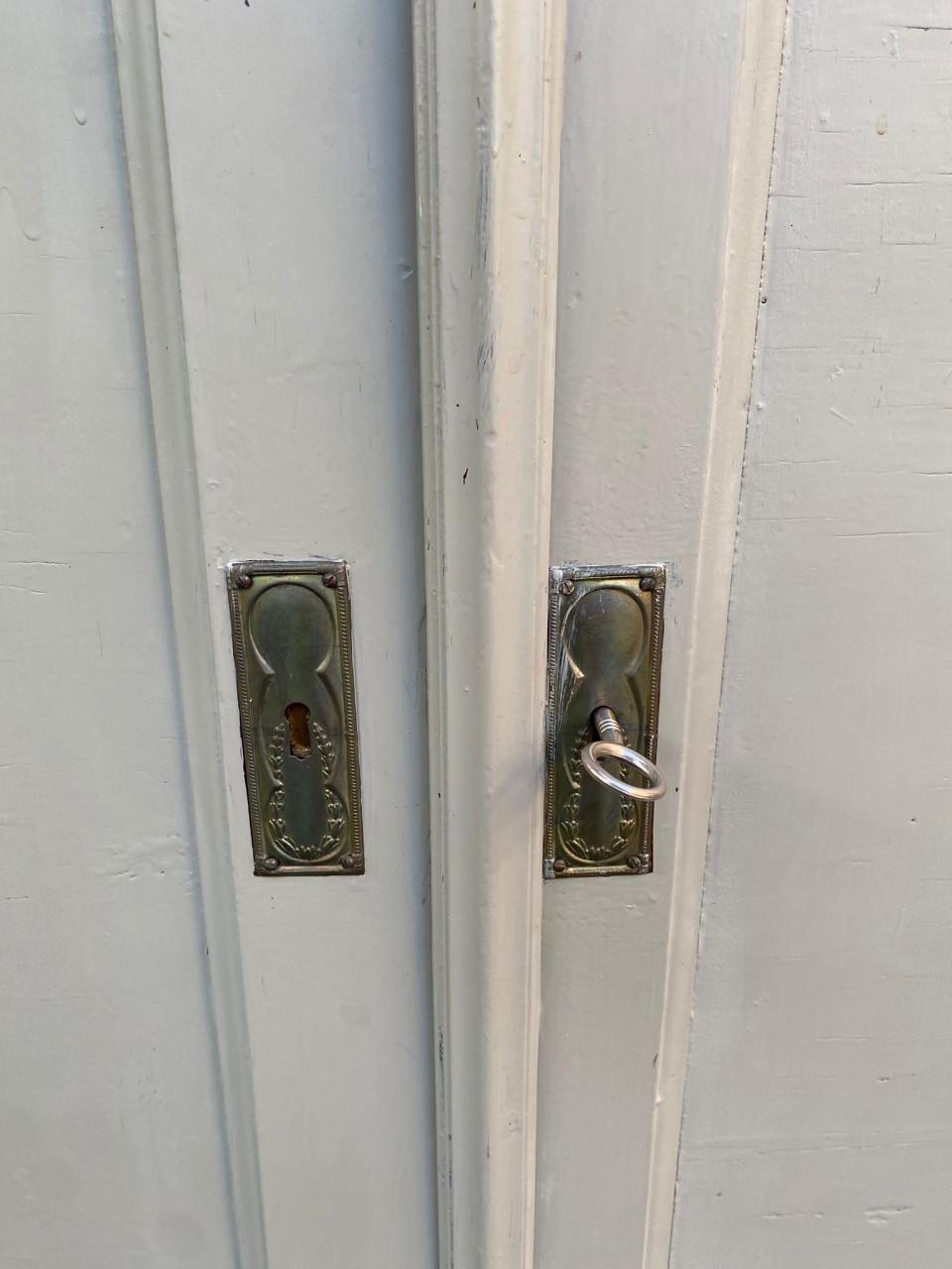 Grijs groene houtenkast