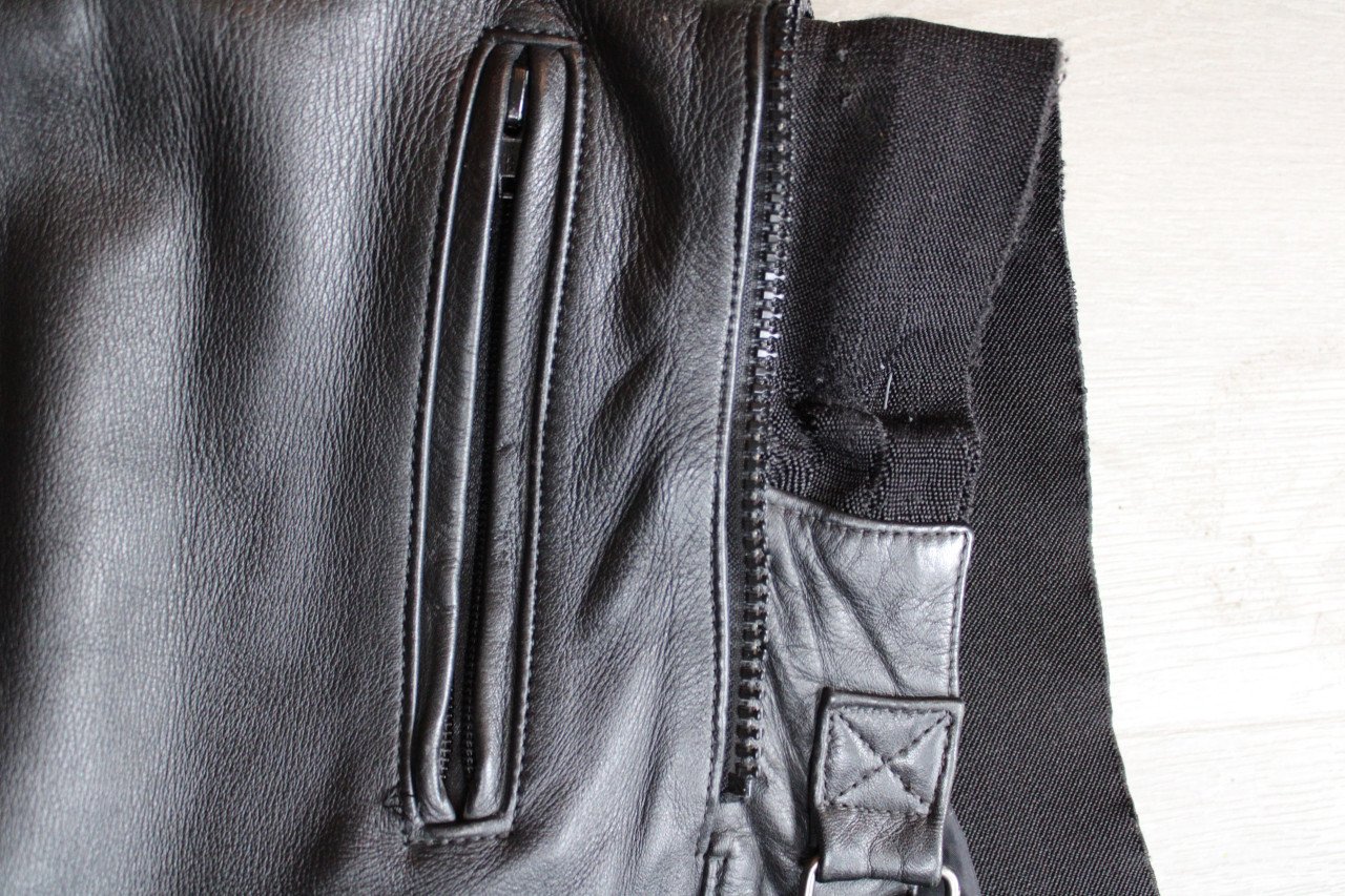 Lederen motorjas met broek en regenoverall maat 64