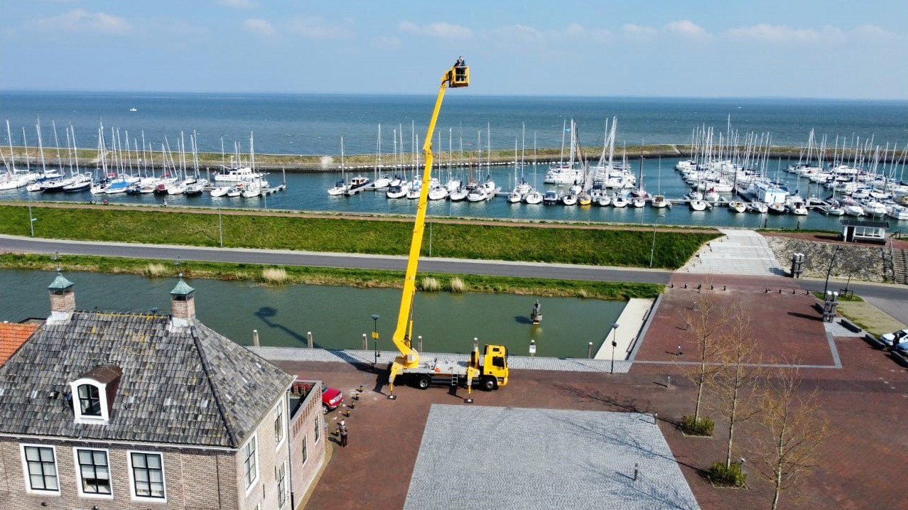 Te huur: Hoogwerker 45 meter, tevens laagwerker