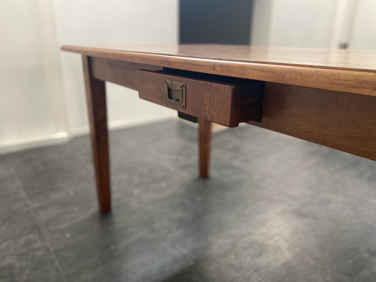 Fraaie houten tafel met mooie stoelen!!