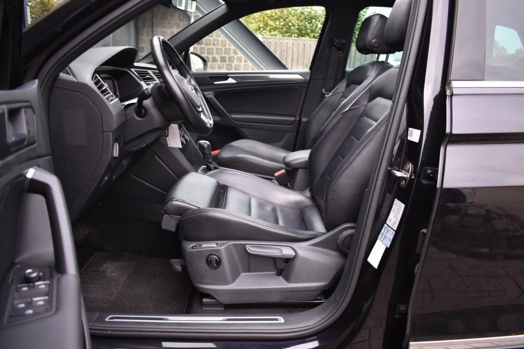Volkswagen Tiguan 1.5 tsi act r-line | leder | pano | camera | virtual cock