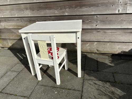Kinderbureau met stoel