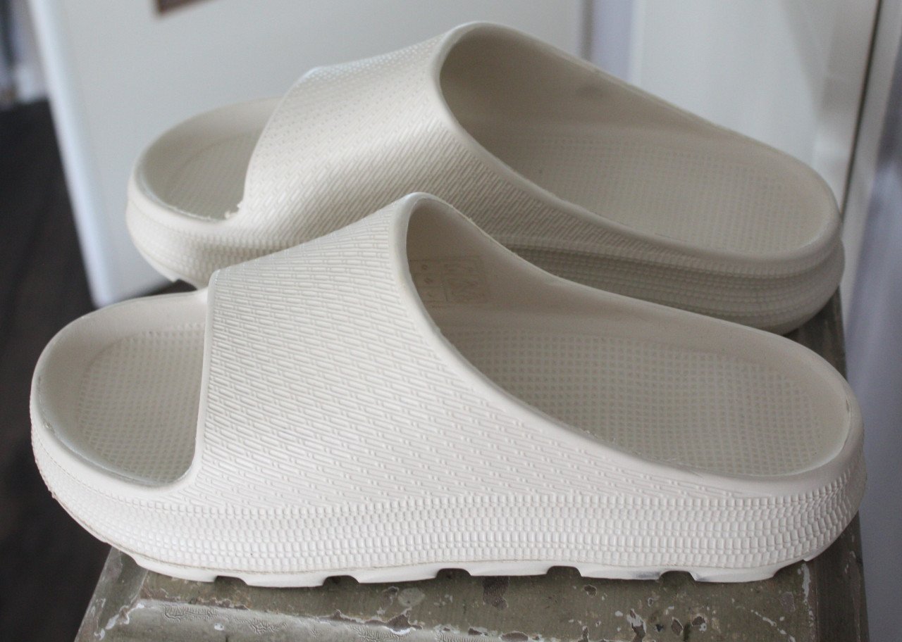 Nieuwe beige slippers maat 39