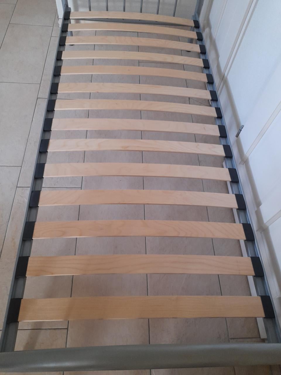 Grijs metalen 1 persoons bed 90 x 200 ( in goede staat )