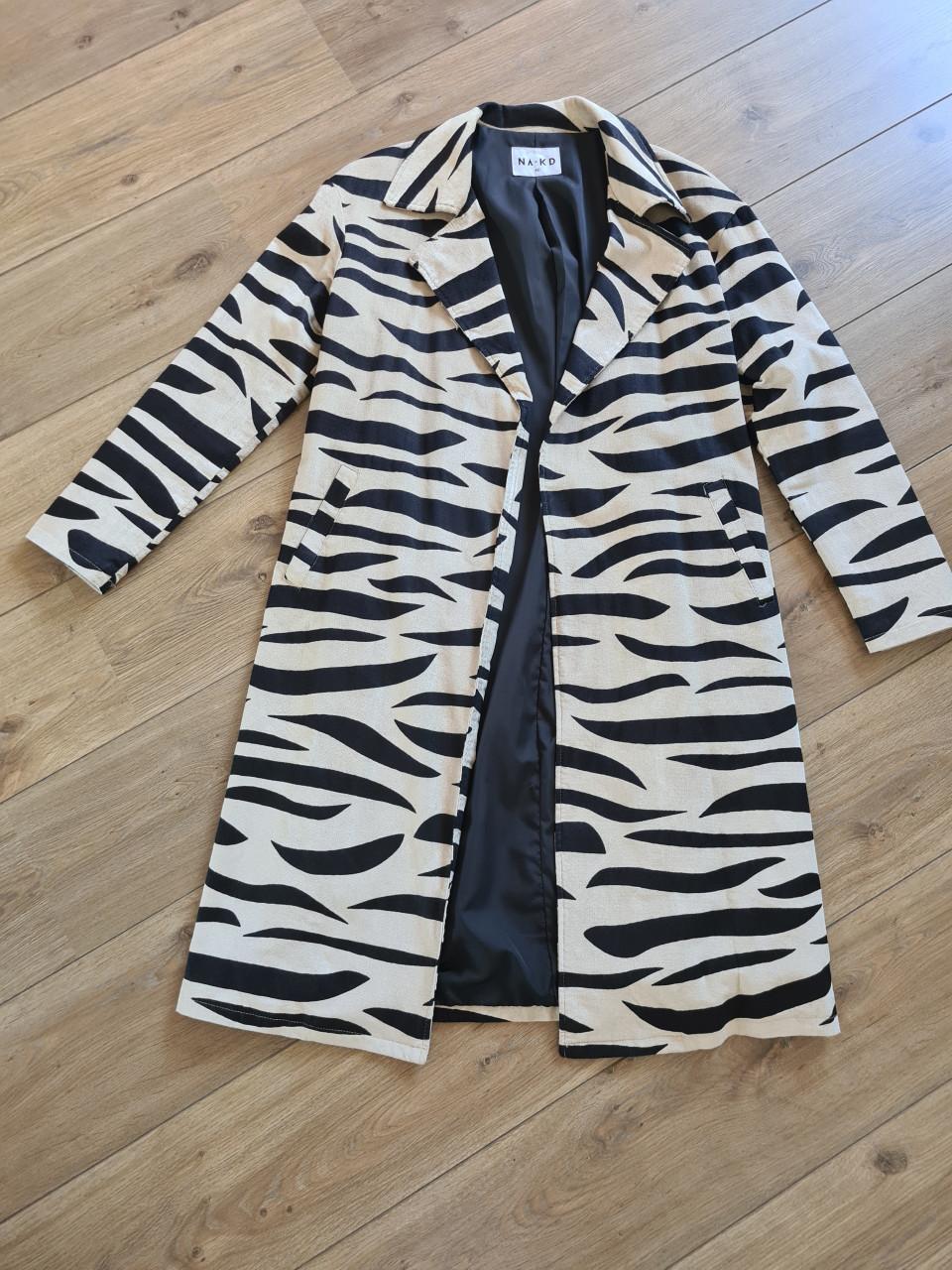 Nieuwe NA-KD jas met een trendy zebraprint Maat 40