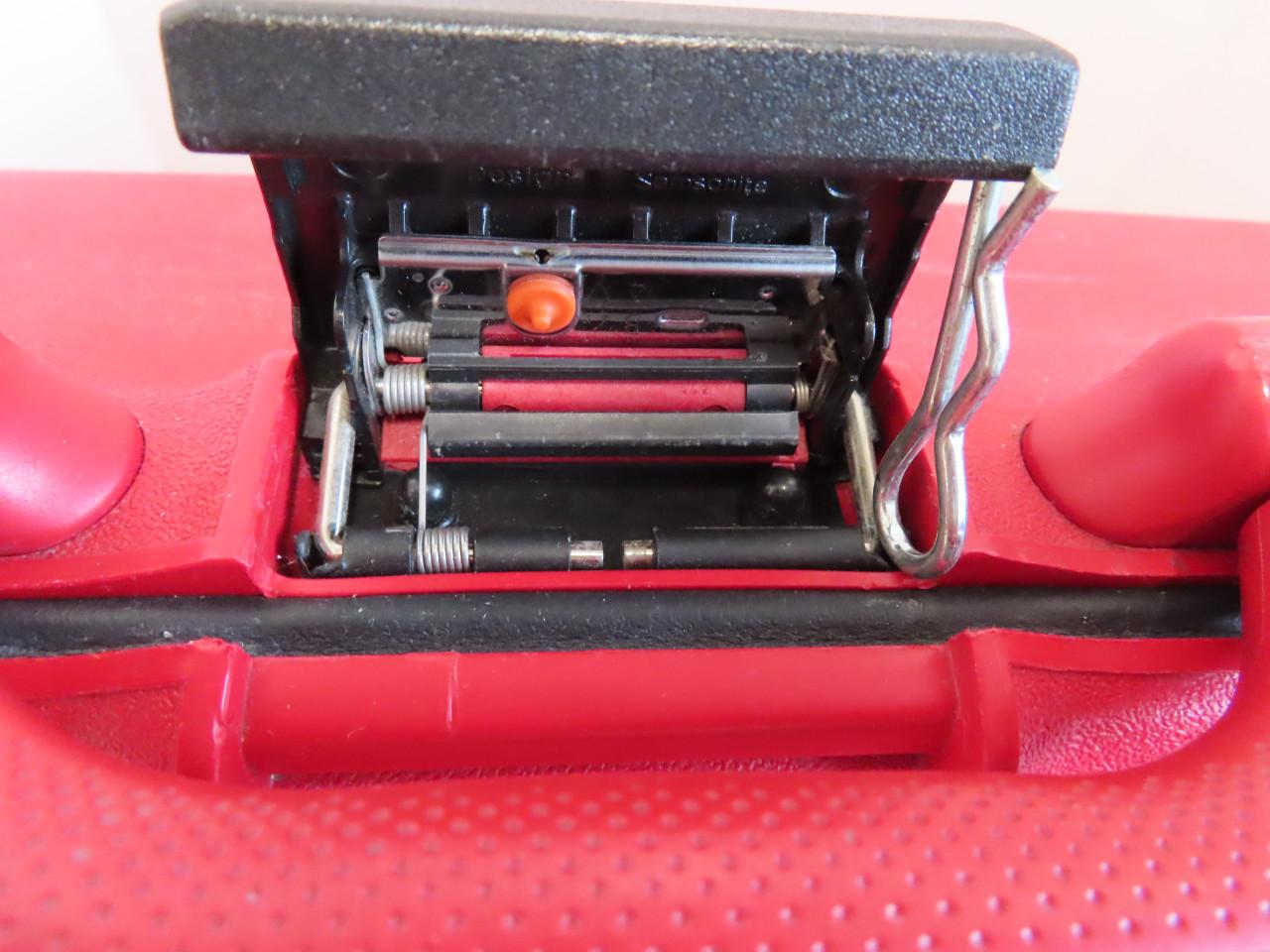 Samsonite koffer €.25,00 Kleur: Rood Lang 73 cm. Hoog: 60 cm Breed: 23 cm.