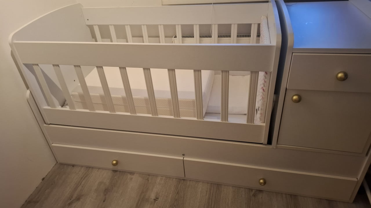 Ledikant, verschoontafel in 1
