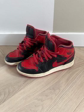 Jordan 1 Mid Red