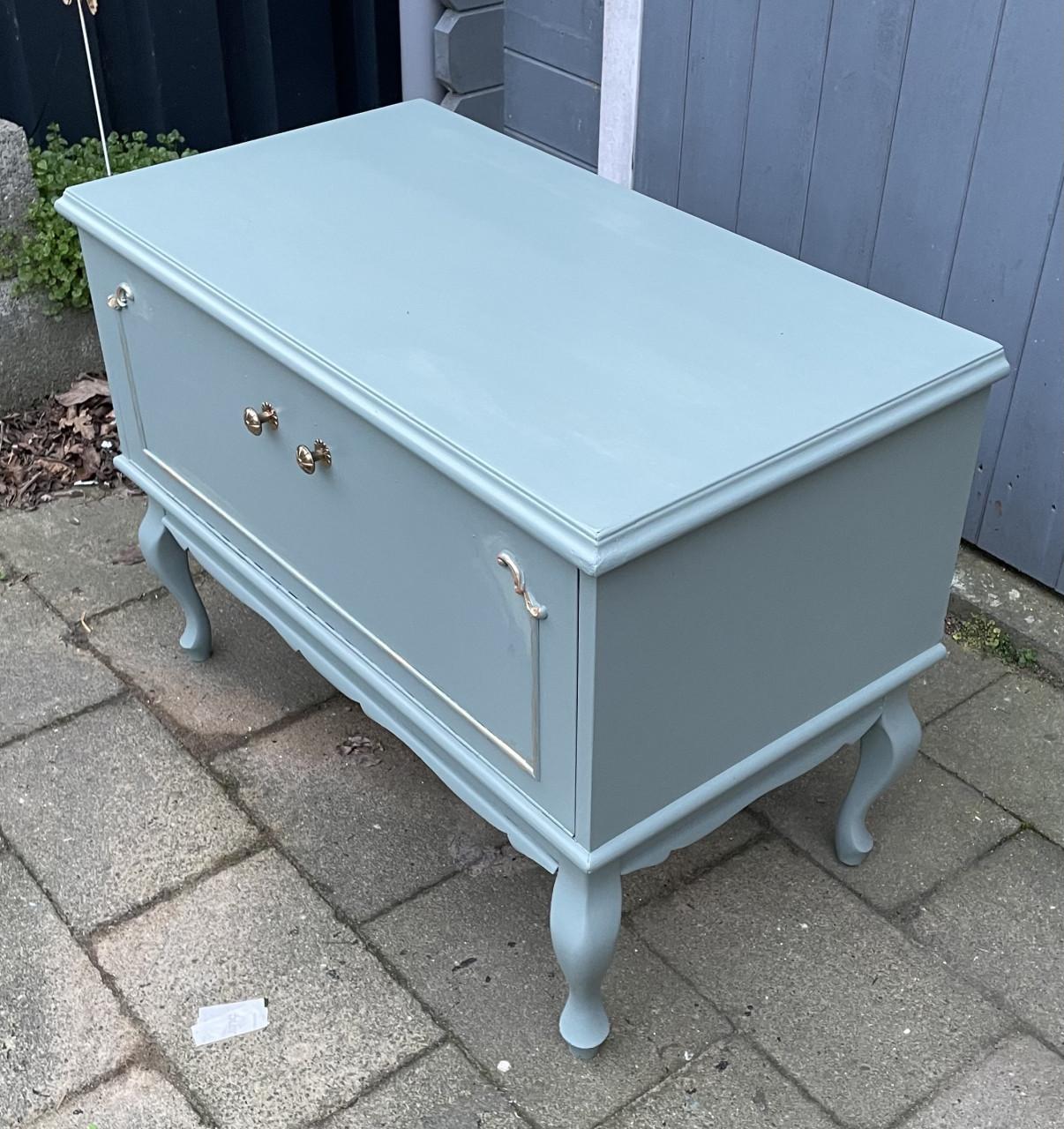 Landelijk brocante kastje