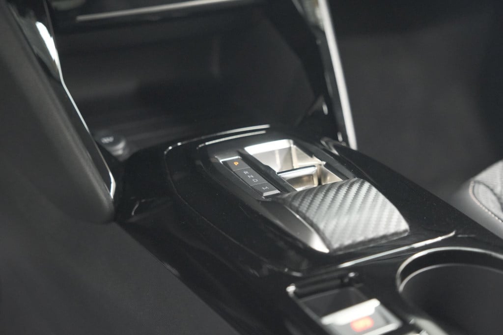 Peugeot 208 hybrid 100 e-dcs6 allure | camera | apple carplay | keyless ent