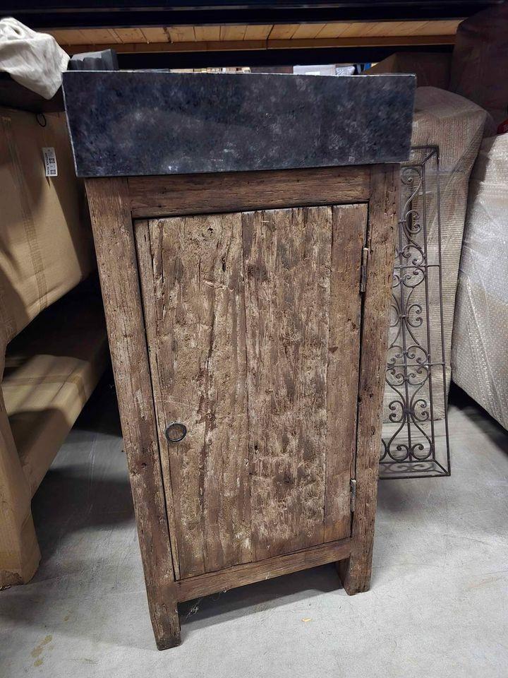 NACHTKASTJES OLD WOOD MAAR OOK ANDERE ITEMS ZOALS TAFELS, STOELEN, KASTEN,