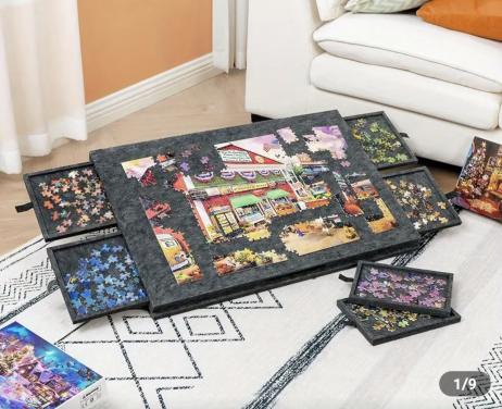 Een draagbare vilten tafelblad voor 1000-delige puzzels met lades