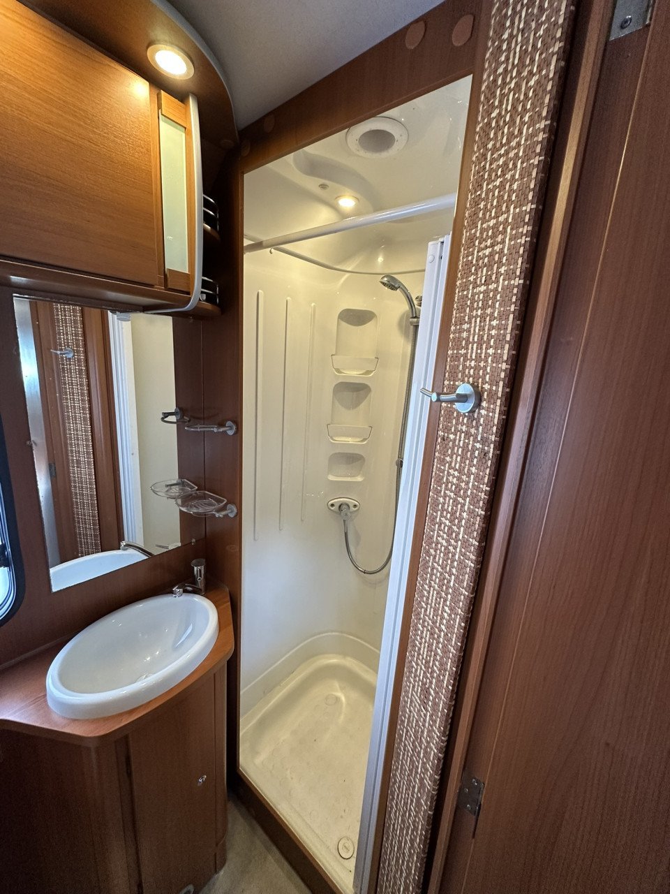 Comfortabel reizen in stijl – ontdek de McLouis MC4-75, 2012, lengtebedden