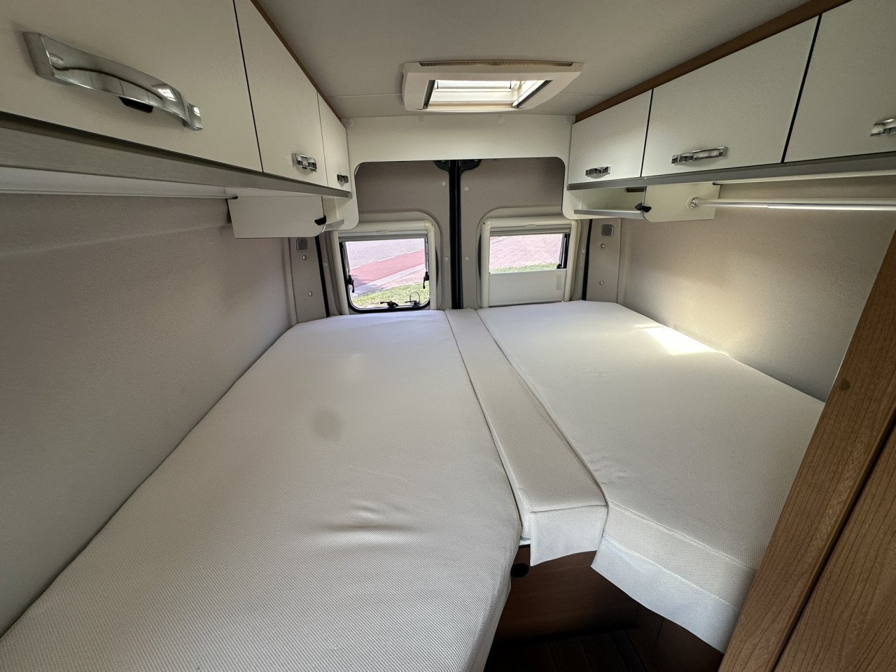 Weinsberg Cara R47 Automaat – Buscamper met lengtebedden | Slechts 55.550km