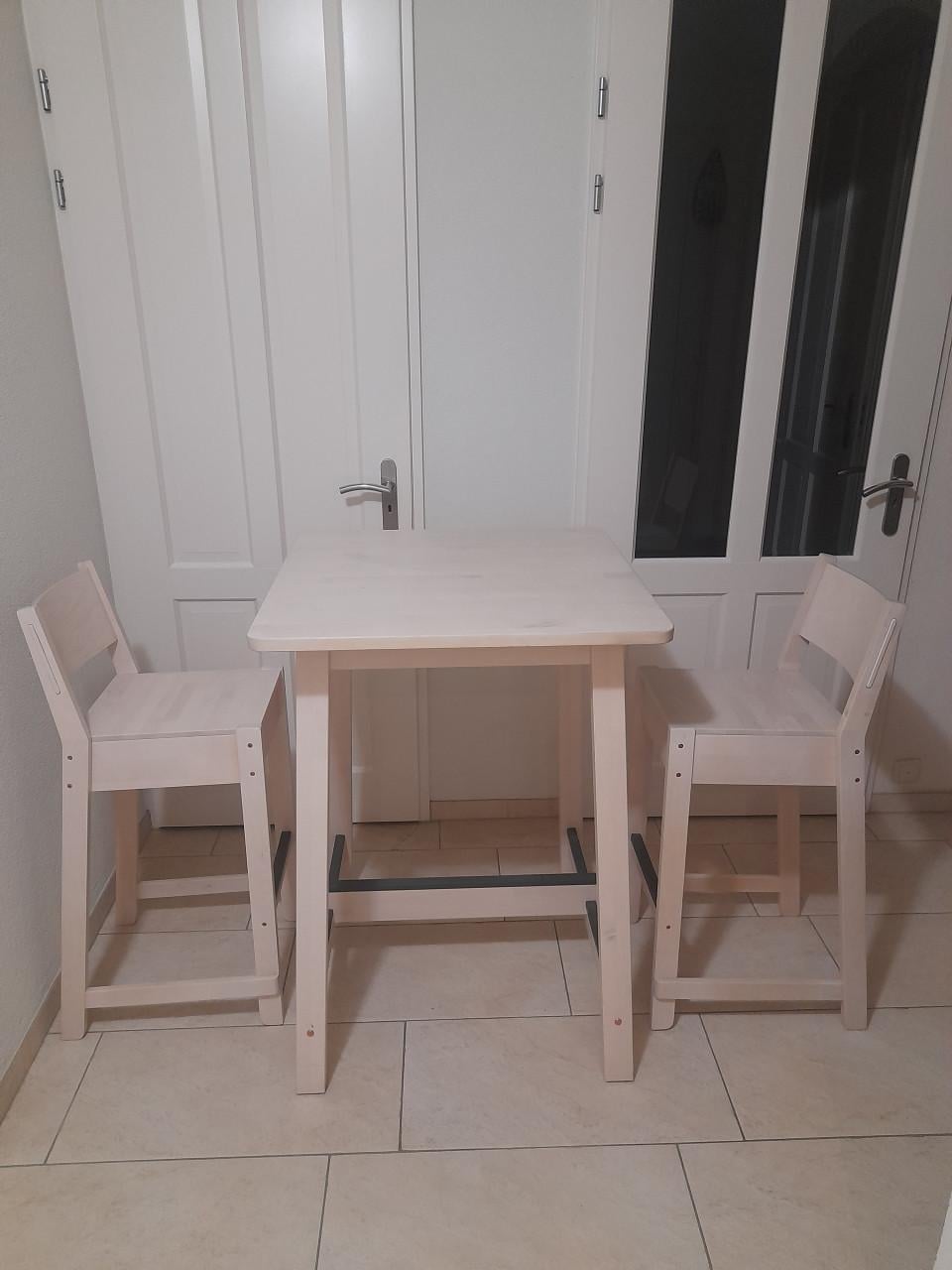 Bartafel 75 x 75 met 2 barkrukken (in goede nette staat )