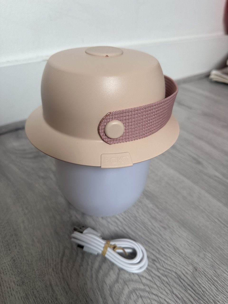 Nieuwe tafellamp puck roze