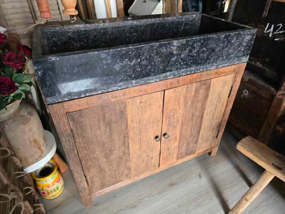 DECO, TAFELS, KASTEN, BANKEN, VERLICHTING, STAP EENS BINNEN BIJ 3Z FACTORY